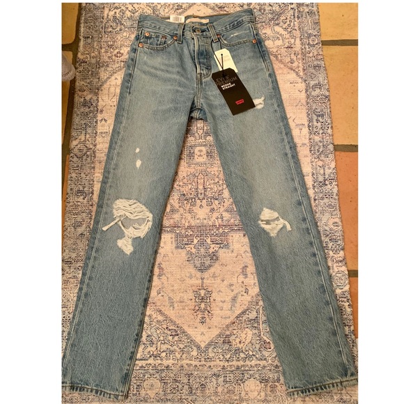 NWT LEVIS HIGH RISE DISTRESSED JEANS - Picture 3 of 9